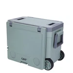 Masa ve sandalye ile daha serin kutu